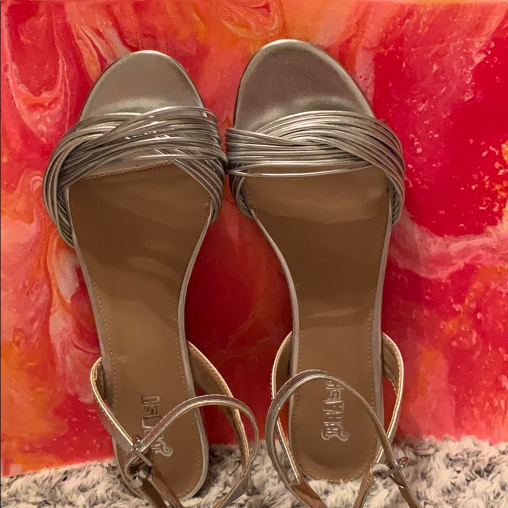 Size 81/2 silver flats